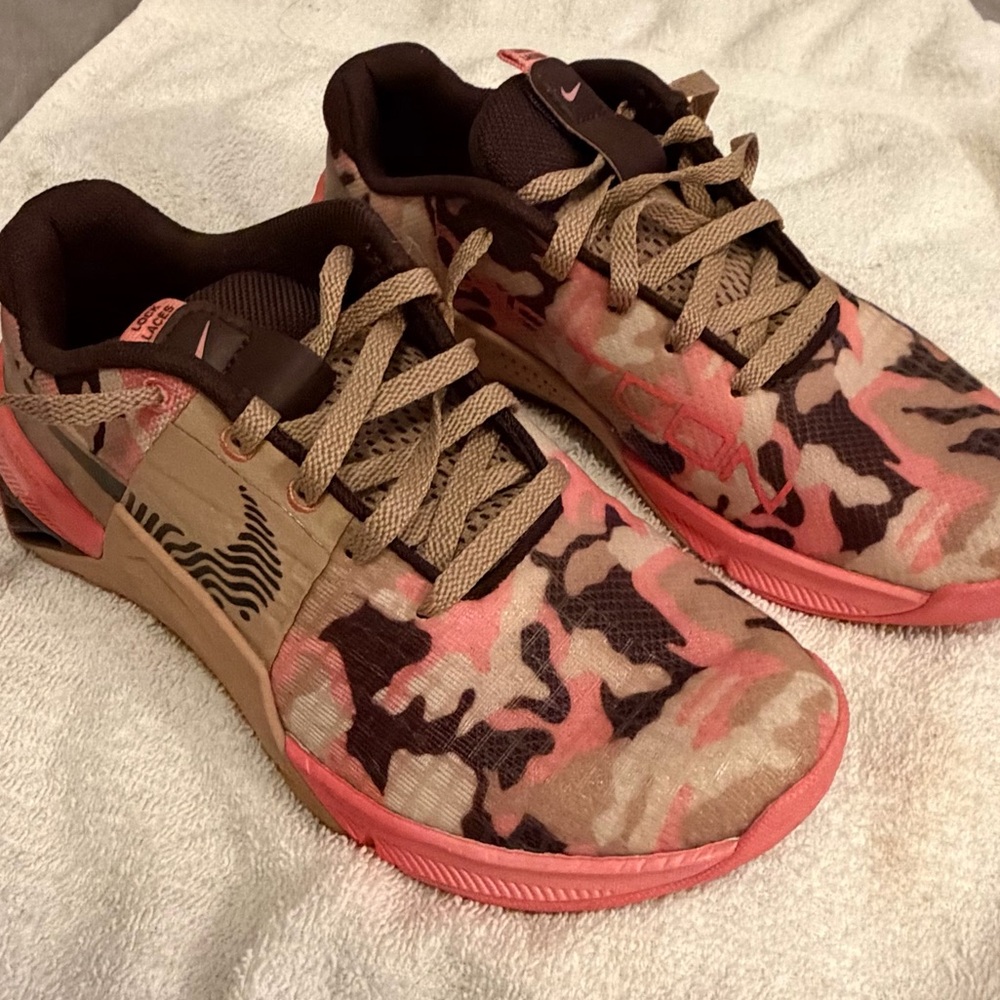 Nike Metcon 8 AMP “coral chalk camo”
